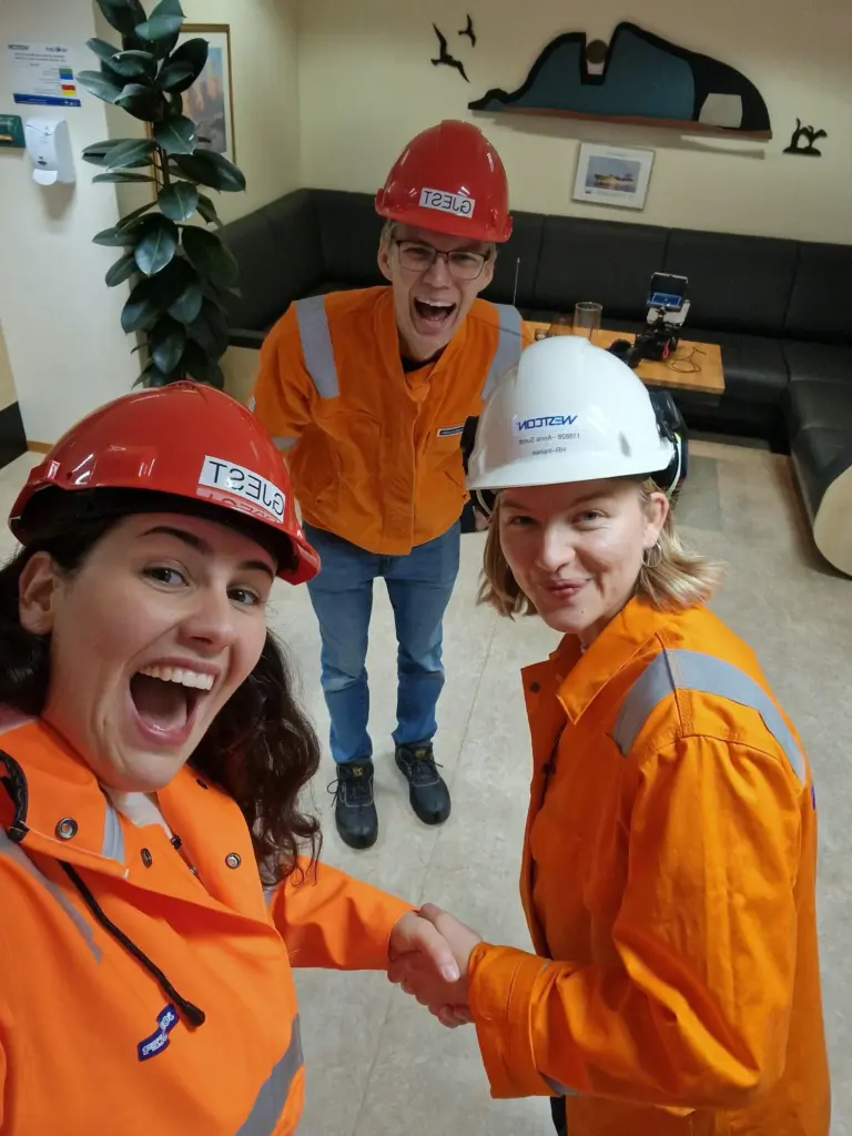 Her handhelser Dimana med Westcon sin trainee Anna, medan Lars frå PhotoEvent filmar dagen i regi av Framtidsfylket.